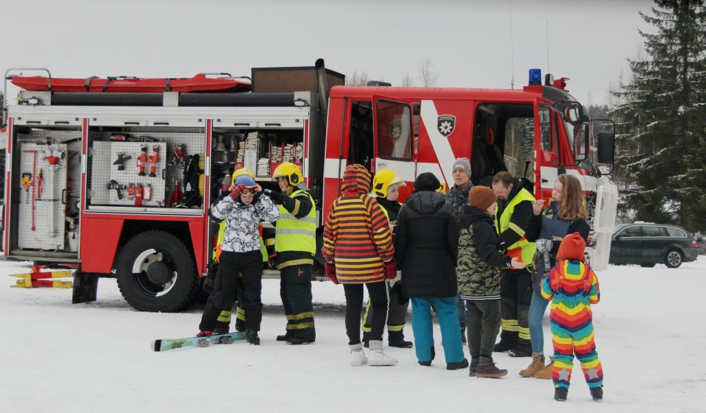 VPK:n autolla kävi kova kuhina pitkin päivää, kun lapset tutustuivat palomiehen välineisiin ja varusteisiin.