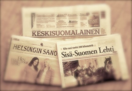 Sekä valtakunnallisella lehdellä (alh. vas.), maakuntalehdellä (ylh.) että paikallisella (alh. oik.) on aina vain vähemmän lukijoita.