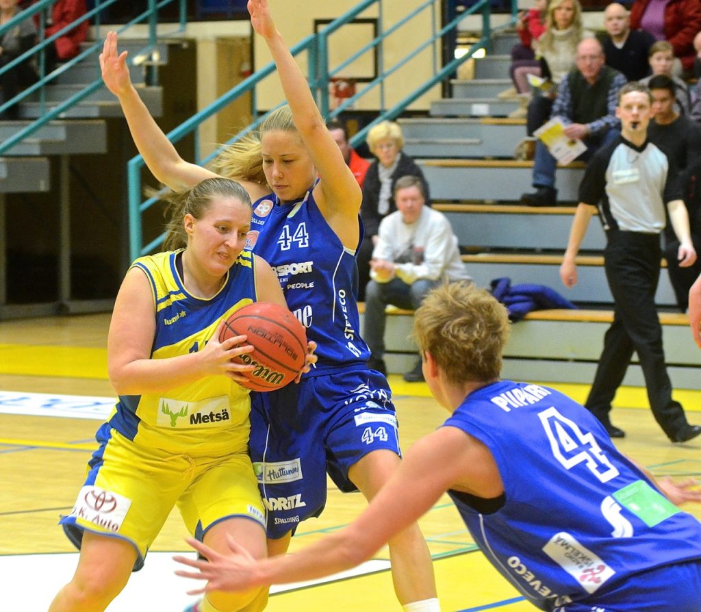 Kentän pistekuningatar Salla Viitanen, joka ajaa korille Linda-Lotta Lehtorannan ja Reetta Piiparin välistä.