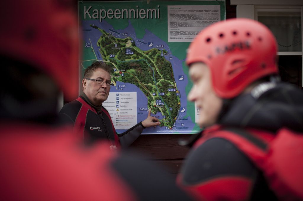 Kapeenkosken isäntä Aimo Herneaho antoi oppitunnin ennen veteen menoa.