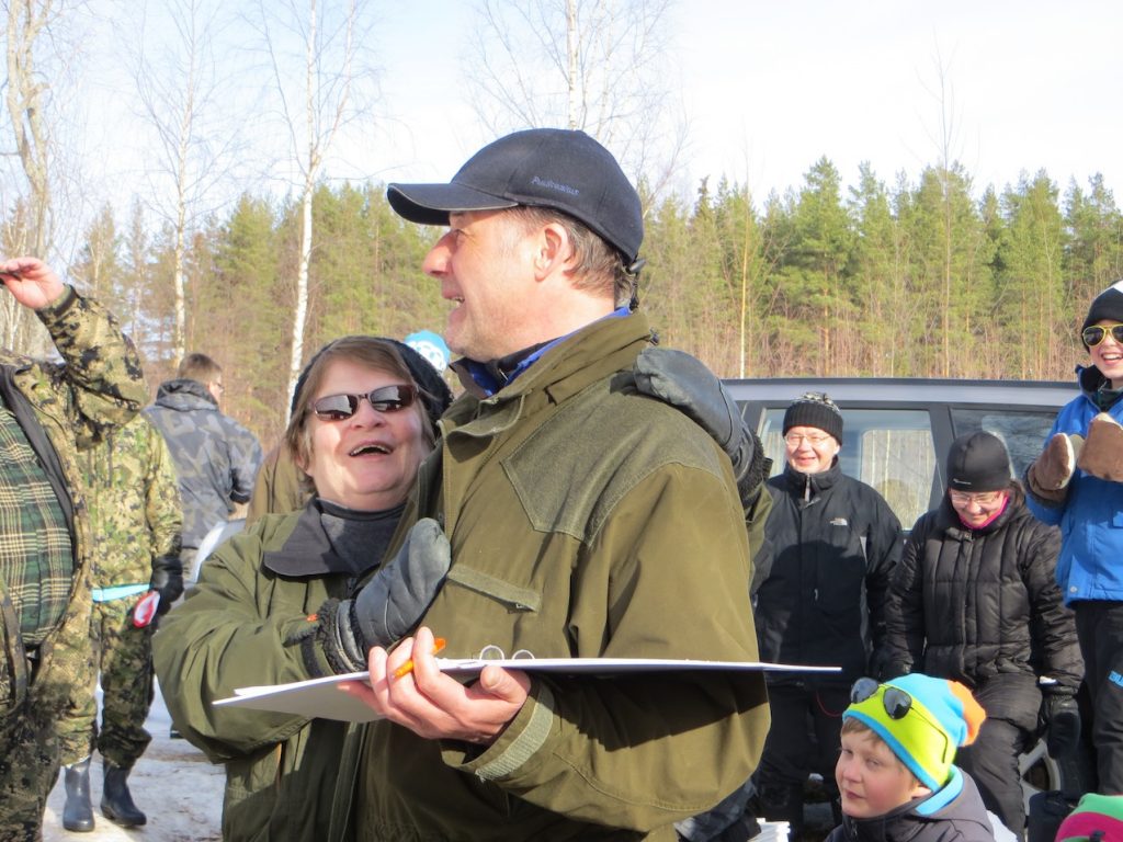 Pilkkikilpailut yhdistävät. Esko Nuuhkarinen tapasi yli kolmenkymmenen vuoden jälkeen entisen opettajansa Hilkka Ikosen.