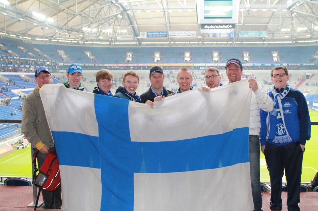 Suomi-tunnelmissa Schalke–HSV-matsin jälkeen.