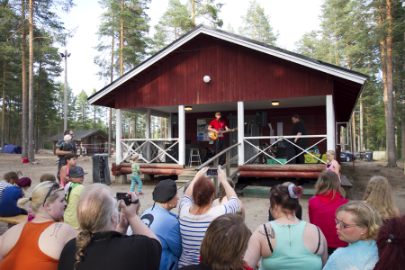 Väki kerääntyi kuuntelemaan jo Palefacen soundcheckiä, ja illan aikana mies sai kirjoittaa nimmareita moneen käteen ja paperilappuun.