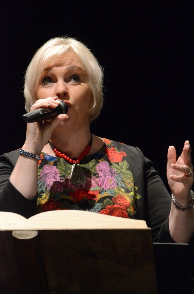 Jämsäläinen kansanedustaja Tuula Peltonen osoitti osaavansa myös laulaa.