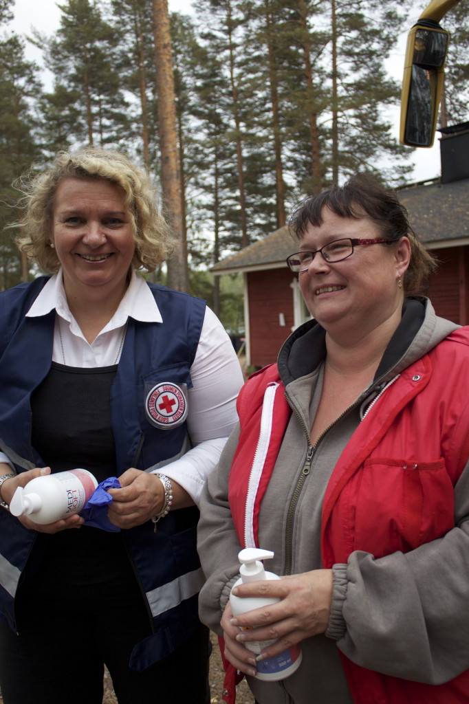 Riitta Kangaskesti ja Kirsti Lemonen valmiina antamaan humanitääristä apua, tällä kertaa thaimaalaislle marjanpoimijoille.