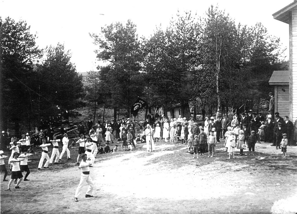 Vuonna 1925 Huiman voimisteluryhmä työväentalon pihamaalla