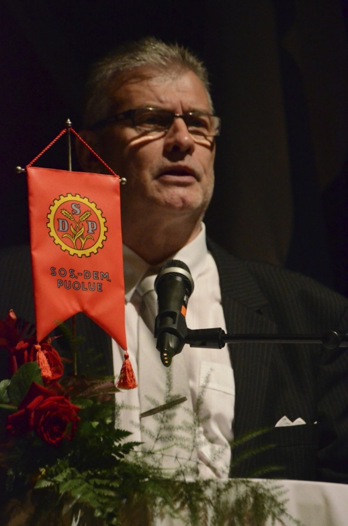 Puolueen punainen viiri ja Keski-Suomen ykkösmies Rolf Nyholm sen takana.