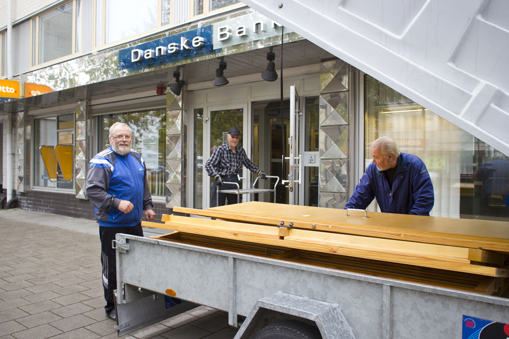 Vanhan Äänekosken kotiseutuyhdistyksen Kalle Helander (vas.), Heikki Liimatainen (kesk.) ja Seppo Liimatainen pelastivat tavaraa joutumasta kaatopaikalle.