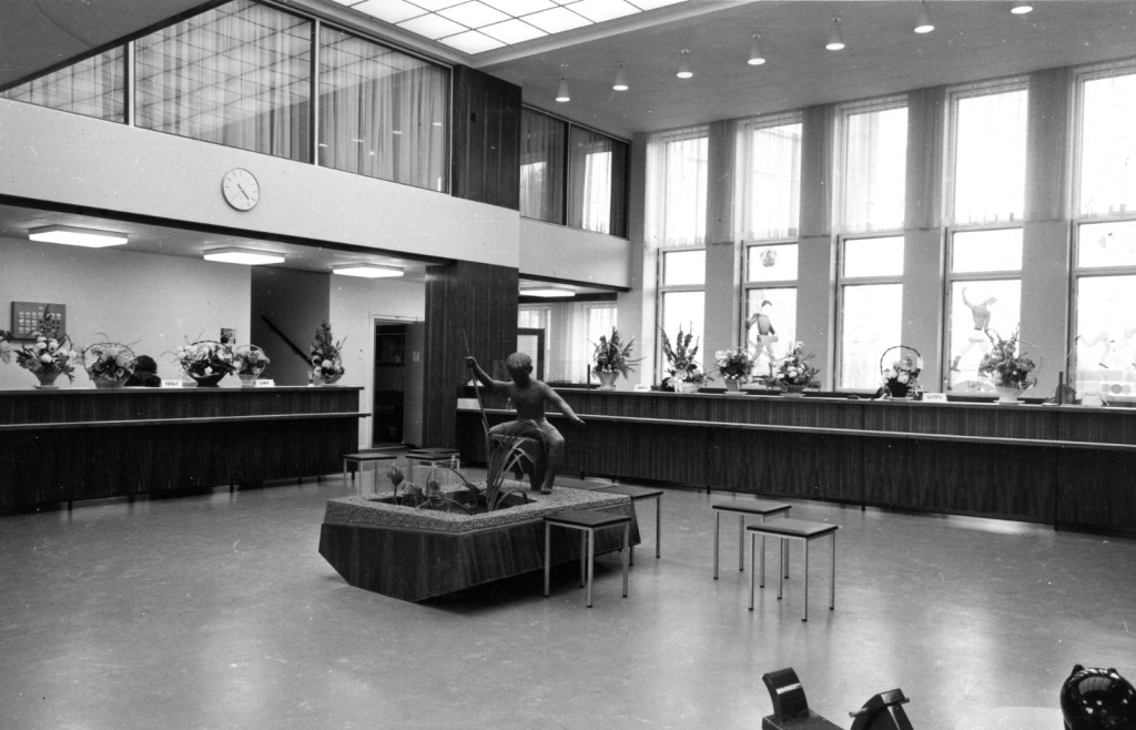 Säästöpankin avajaispäivänä vuonna 1963. Etualalla Tuulastaja ja ikkunamaalaukset ikkunoissa. Kukkakorit olivat huudossa. Kuva Äänekosken taidemuseo.