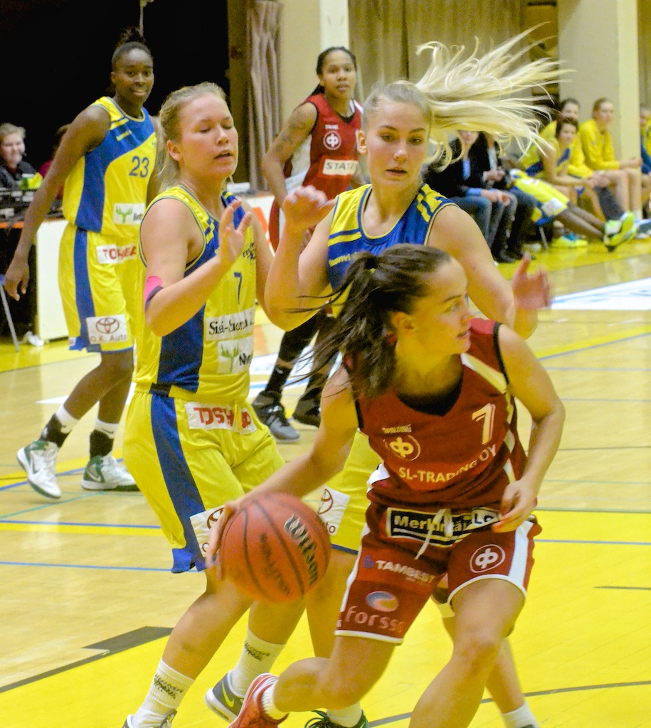 Katri Menna onnistui hetkittäin rikkomaan Huiman puolustusta ajoillaan.