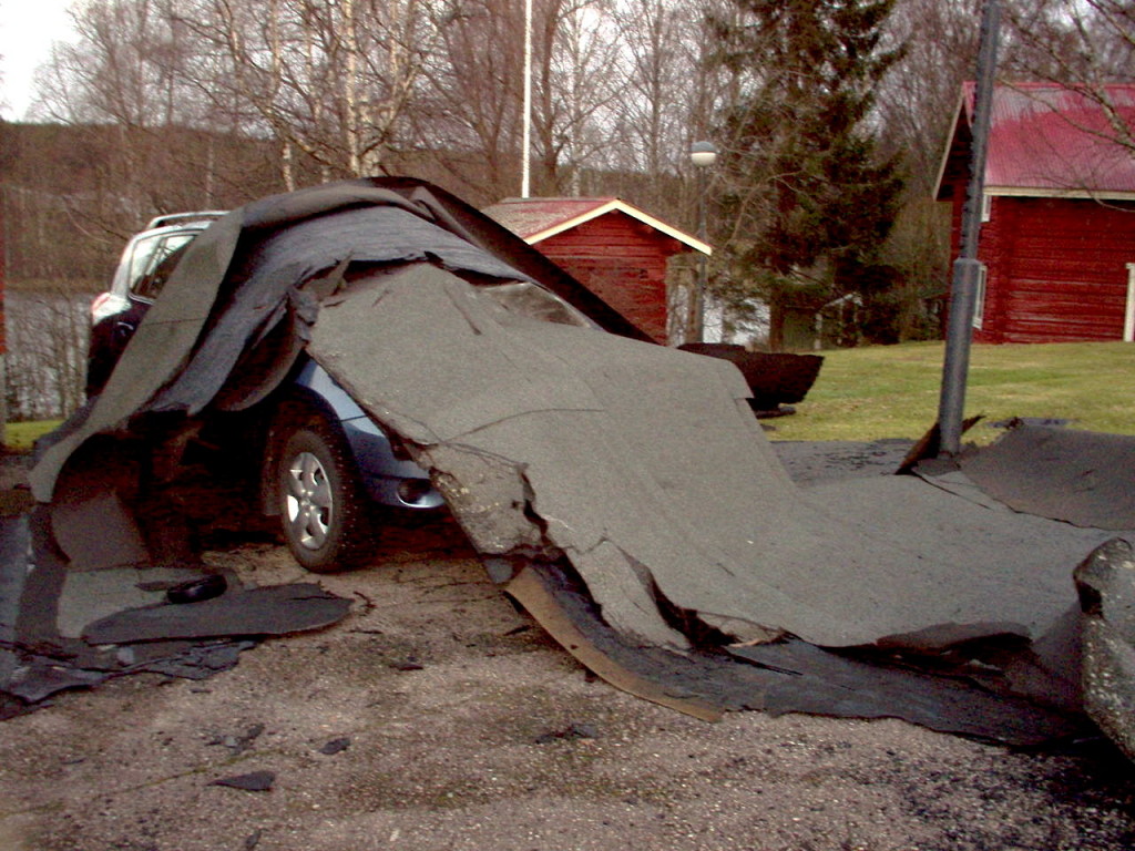 Tällainen bitumikuorma tuhoaa auton kuin auton.