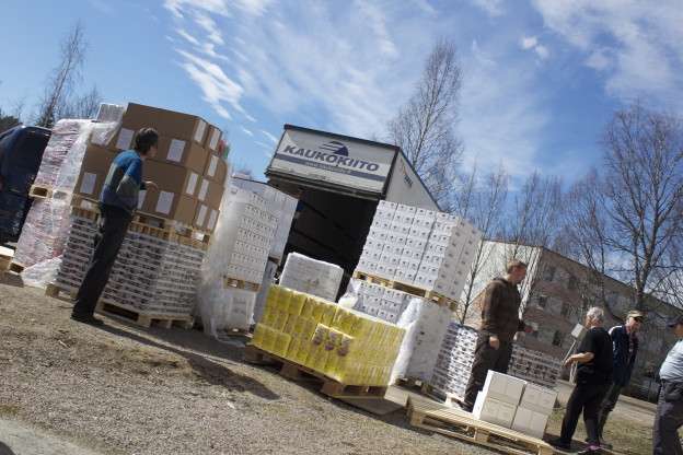 Toukokuussa purettiin rekasta 9000 kiloa ruokaa. Kuva Suolahden Työttömien talkoista. 