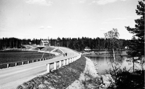 Mämmen silta oli 1990-luvulle saakka tämän näköinen. Sitten kaaret purettiin pois. 