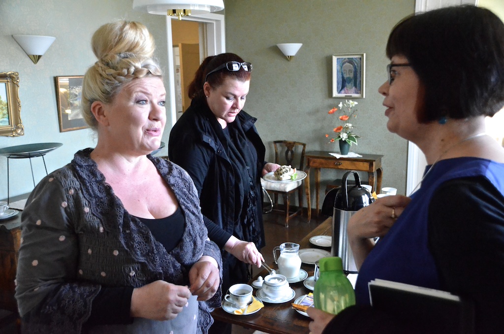 Yle-toimittaja Tarja Närhellä ja Keski-Suomen opiston koulutuspäälliköllä Päivi Kaasisella riitti yhteisiä muistoja. Erikoista oli se, että samalla kun tämä kuva otettiin, Radio Suomessa oli menossa Närhin juontama Levylautakunta-ohjelma – joka ei siis ole suora lähetys. Kaiken lisäksi Levylautakunnan voittajaksi selvisi illalla Pub Markuksessa esiintyvä Kauko Röyhkä kappaleella Aurinko ja Kuu ja Kaikki Muu. Kylläpä Äänekoski on pieni...