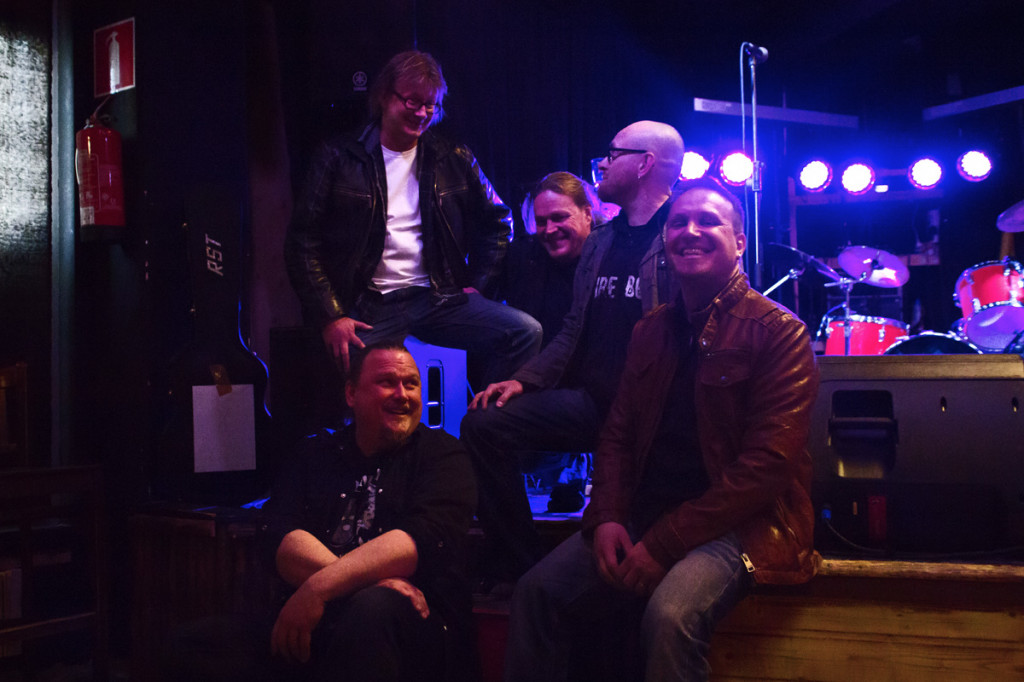 Tommi Wacklin (edessä vasemmalla) ryhtyi laulajaksi, kun Samuli Liekkinen (toinen oikealta) sai sähköiskun ja jätti bänditouhut. Marko Nykänen (vas.), Matti Häyrinen ja Janne Liekkinen soittivat bändissä koko sen olemassa olon ajan.