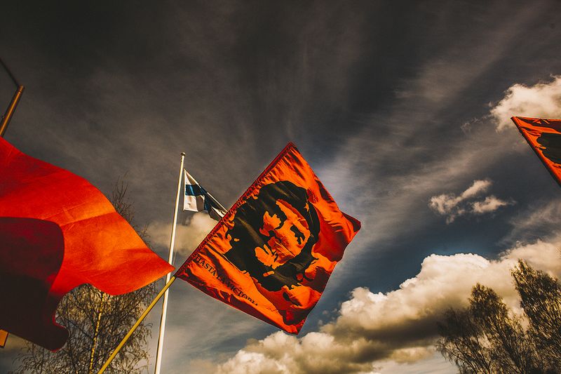 Punalippuun painettu Che Guevara Suolahden taivaalla. Kuva Max Steffansson