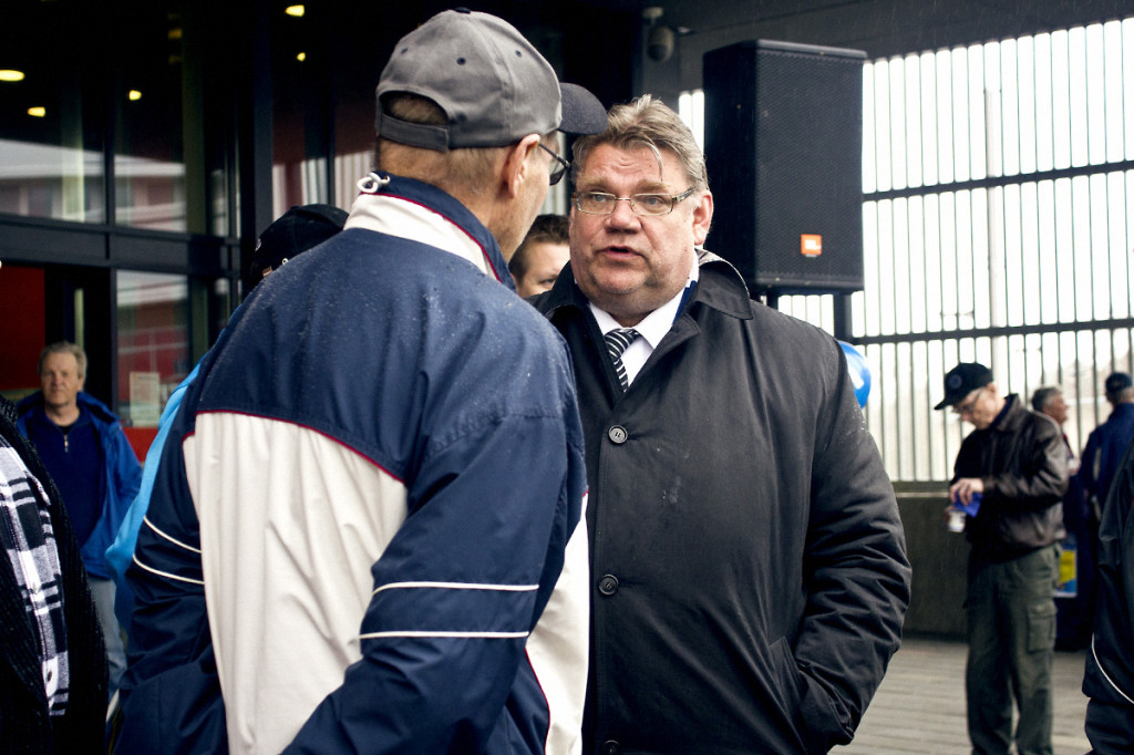 Timo Soini ja hernekeitto vetivät kaupan edustalle runsaasti väkeä sateisesta säästä huolimatta.