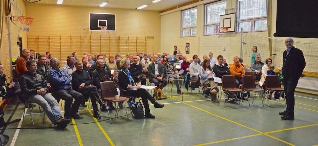 Yleisöryntäys yllättäi järjestäjät. Honkolan koululle saapui noin 60 kiinnostunutta kuntalaista.