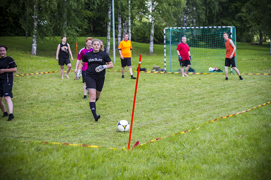 Aamun ensimmäisessä ottelussa kohtasivat Römmin Röyhkeät ja FC Musta surma.