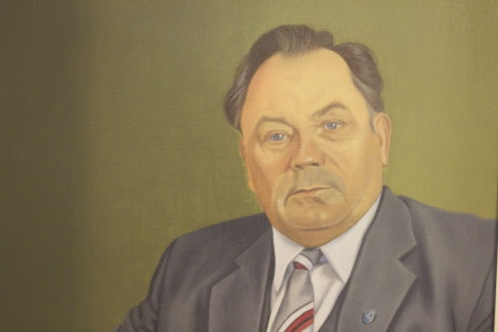 Kirvesmies Simo Holopainen oli Suolahden kaupunginvaltuuston puheenjohtaja vuosina 1975-1976. Muotokuvan hänestä maalasi Jaakko Valo vuonna 1982. 