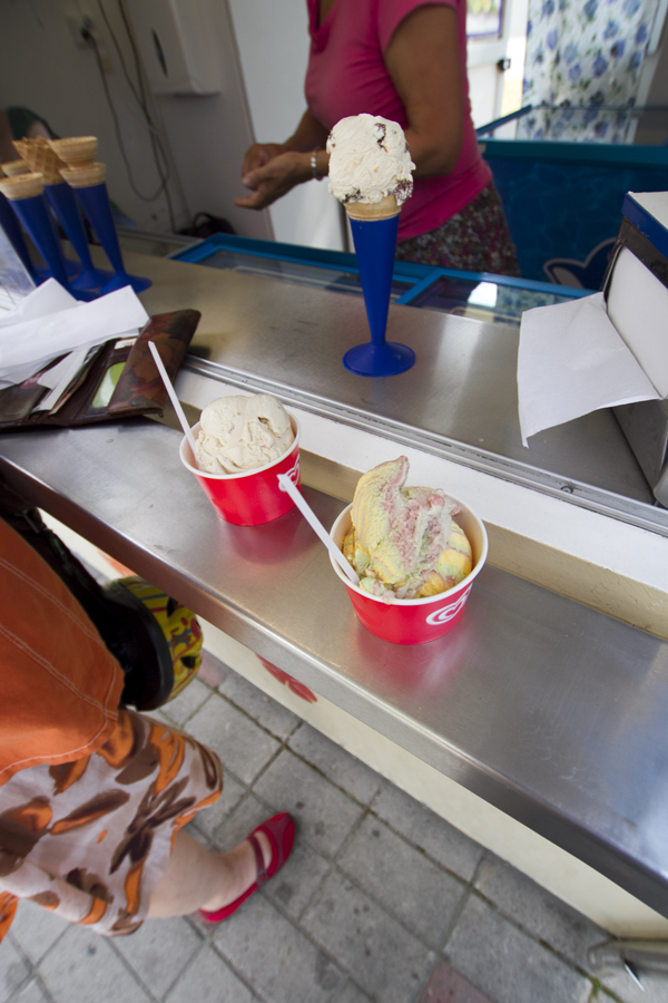 Turha kysyäkään, onko Keskuspuiston jäätelökioskista ostettu jäätelöä. Lämpömittari sen kertoo: kyllä on, ja hurjasti.