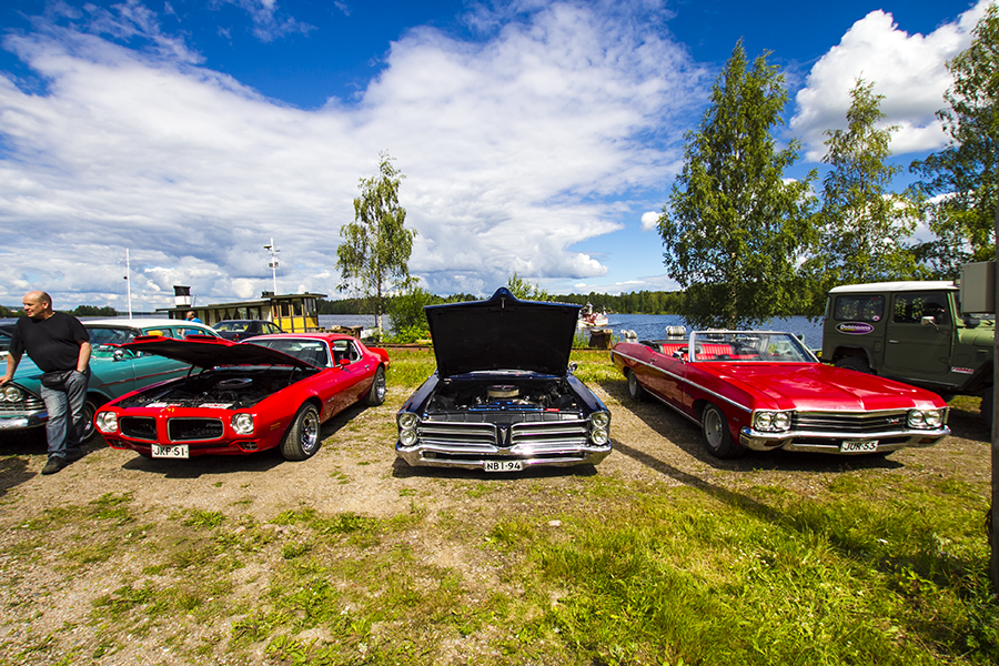 Autot ympäri maailman edustivat historian siipien havinaa.