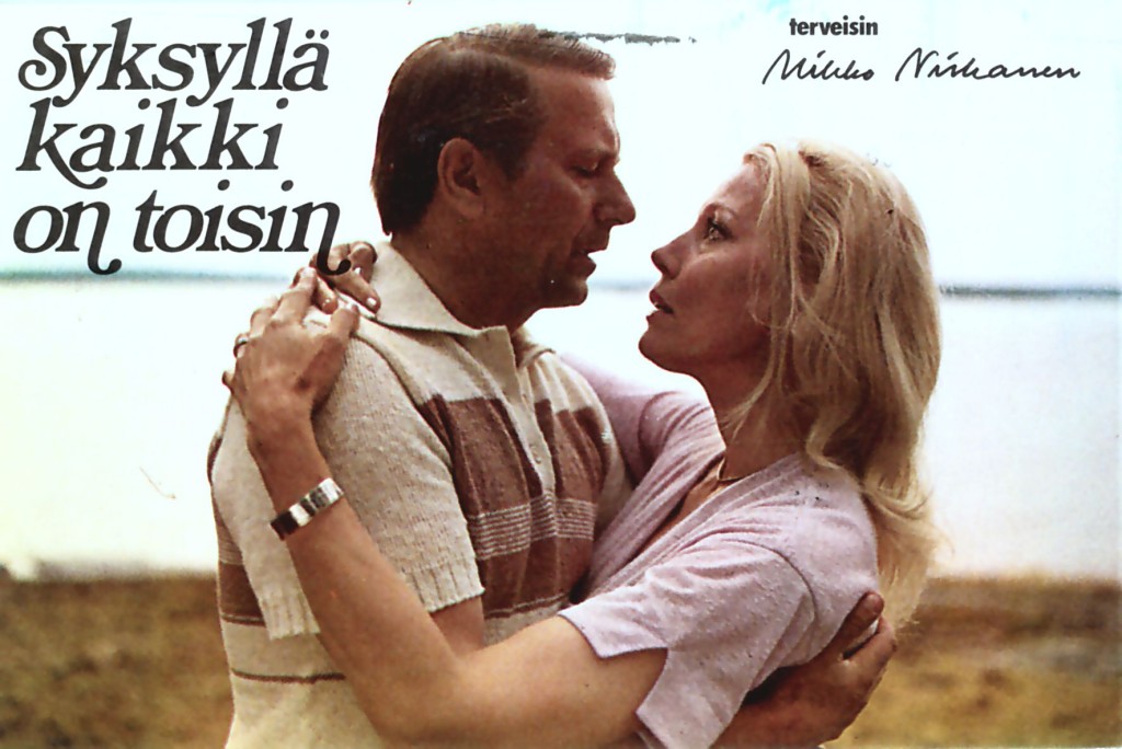 Nyt helmikuussa kuollut Tea Ista oli naispääosassa äänekoskelaispankinjohtajan tragediasta alkunsa saaneessa ”Syksyllä kaikki on toisin” - elokuvassa 1978. Kuvan juhannuskohtaus-postikortti on kuvattu Konginkankaan Haikanniemessä. 