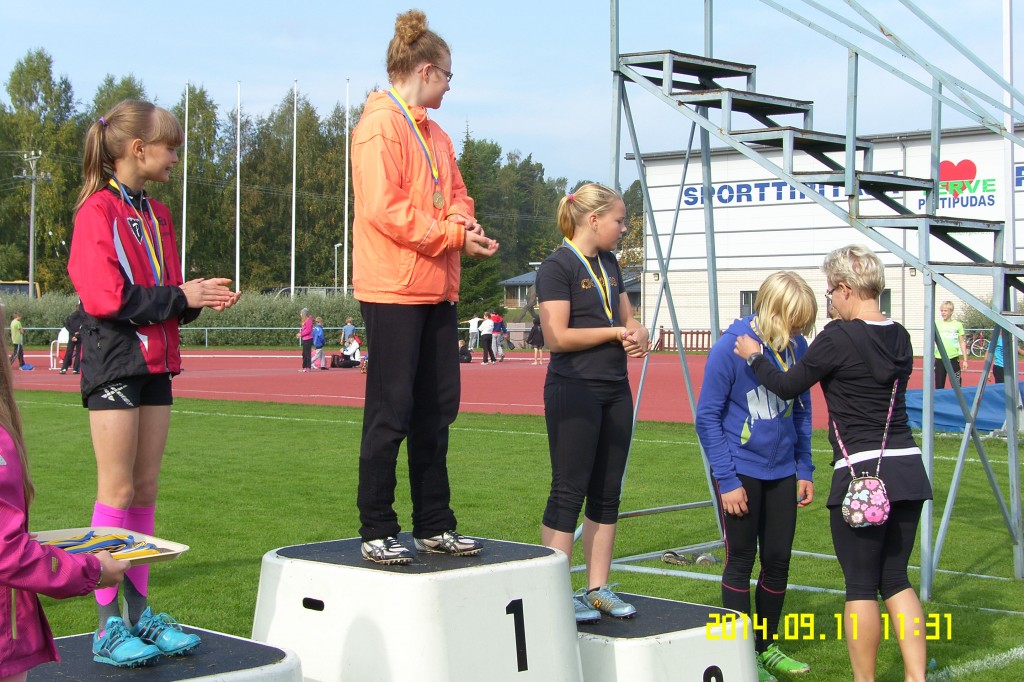 6-lk tytöt keihään palkintojen jaossa. keskellä Pinja Tenhunen ja 4-sija. Camilla Forsberg. Kuva Toivo Markkanen