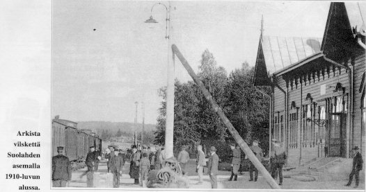 Suolahden asema kuvattuna 1910-luvun lehdessä vilkkaana paikkana, mita se olikin junan saapuessa tai lähtiessä. Monet univormuiset antavat kuvan mittavasta rautatien virkamiehistöstä.  
