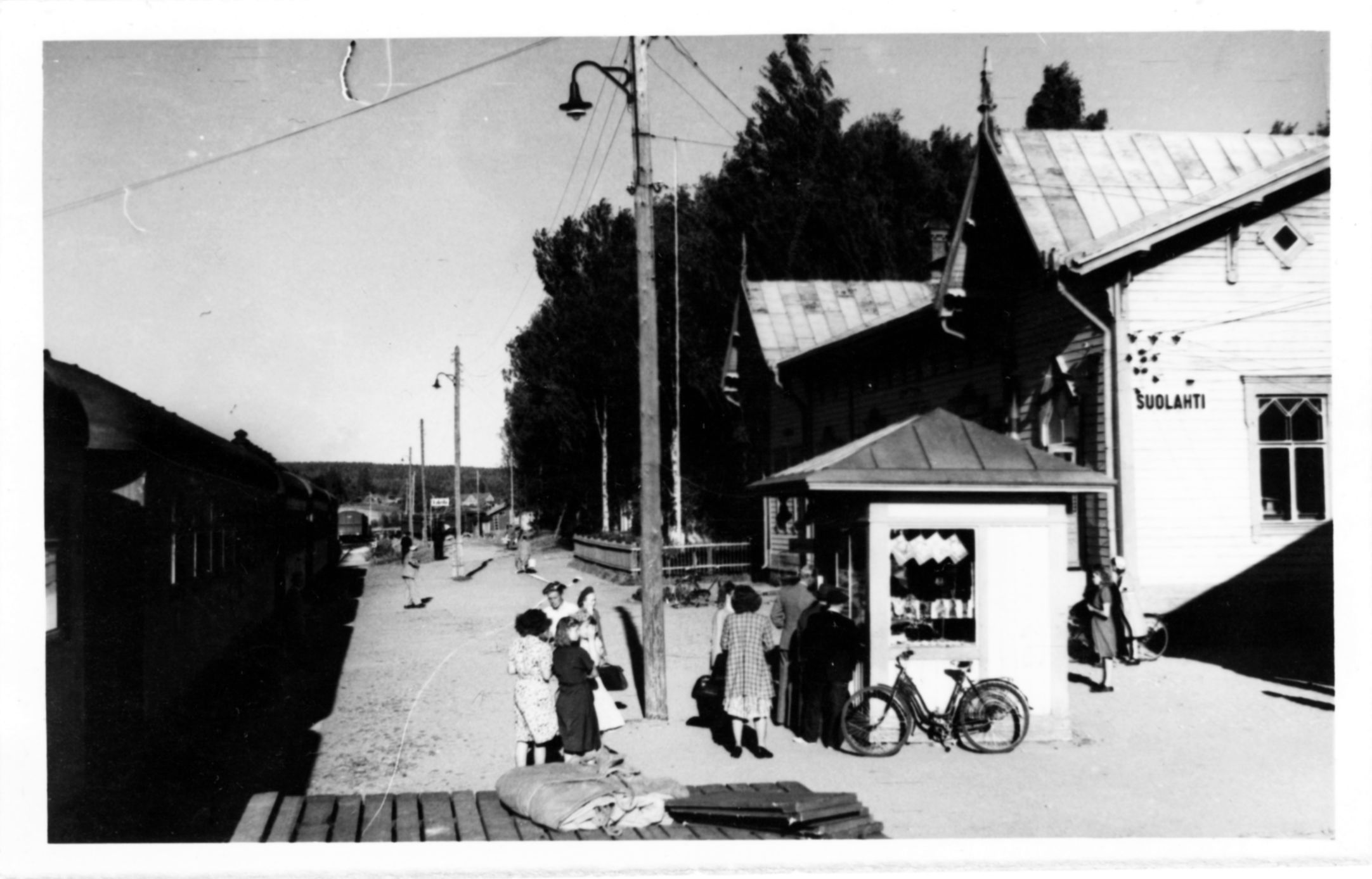 Asema ilmeisesti 50-luvun alussa ennenkuin siirryttiin uudelle asemalle. Kioskilla oli aina kuhinaa, myös laivaliikenteen vuoksi.