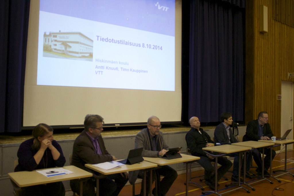 Erika Tarvainen, Tommi Rautjärvi, Ville Härtsiä, Hannu Saarela, Antti Knuuti ja Timo Kauppinen - pitkä rivi vastaamassa kysymyksiin.