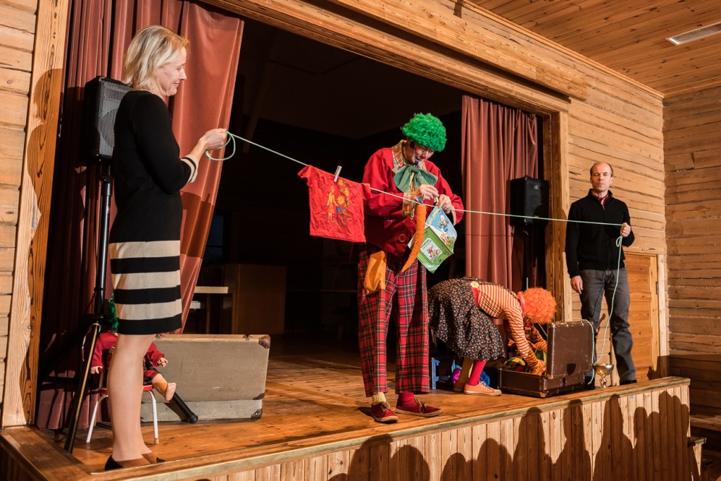 Jaana Mäntysalo ja Marko Mustonen kuivattelivat Nellin ja Niilon pyykkejä.