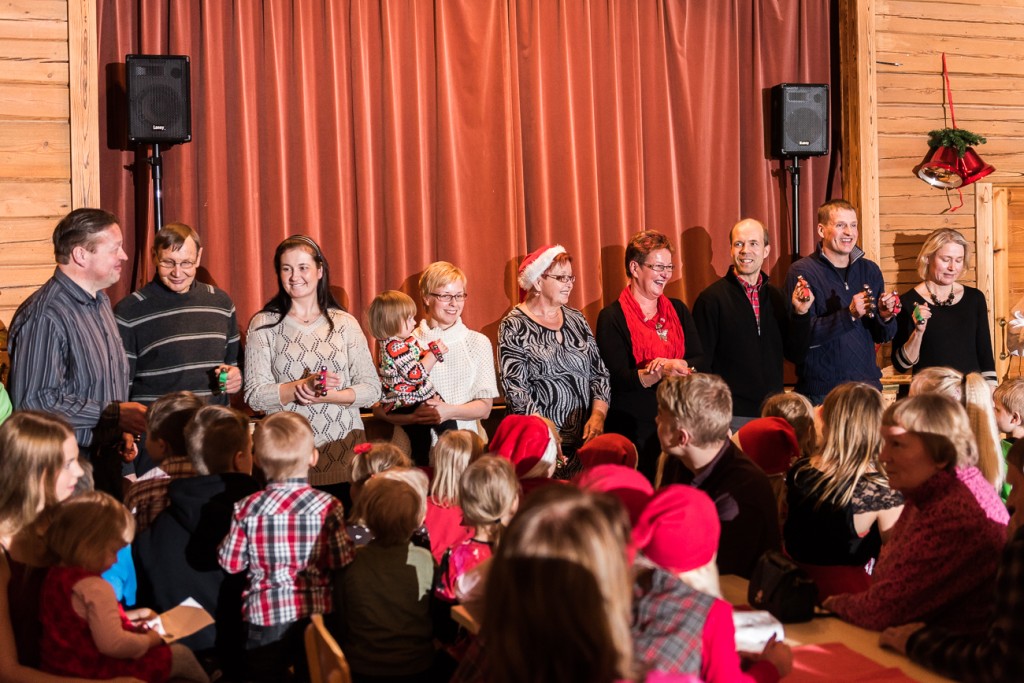 Joulupukki laittoi kipinän hallituksen soittamaan joululauluja kulkusilla.