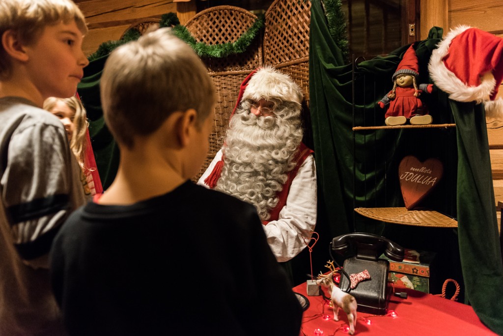 Joulupukilla oli kahvituksen ajan oma vastaanottonsa.