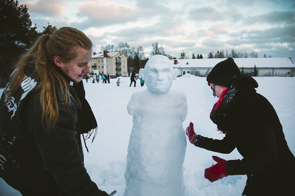 Siilinjärveltä saakka lumiukkoja väsäämään tullut Hanna Heiskanen ja Petteri Myyryläinen.