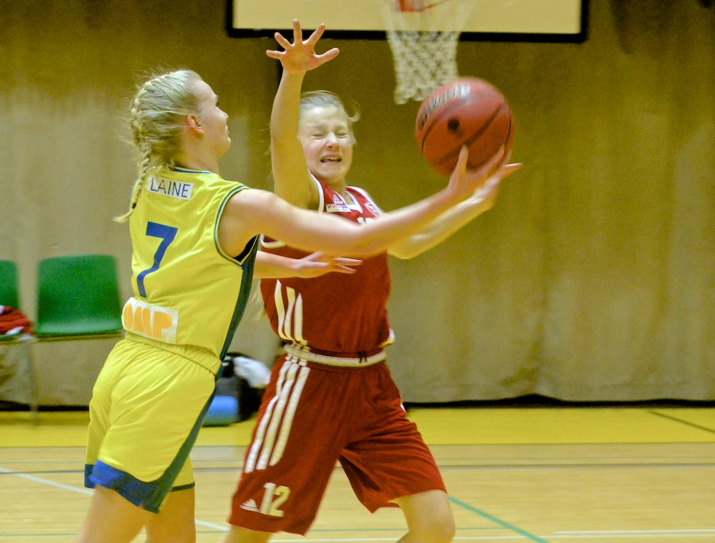 Vauhdikas Mette Laine pisti palloa usein ilmaan, mutta tällä kertaa harmittavan harvoin sukkaan saakka.