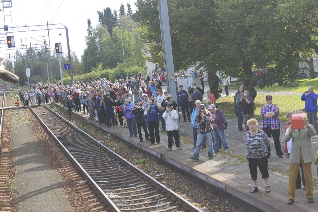 Höyryveturin Hv3 995 vetämä juhlajuna saapumassa Kiuruvedeltä Iisalmen asemalle to 4.9.2014. 
