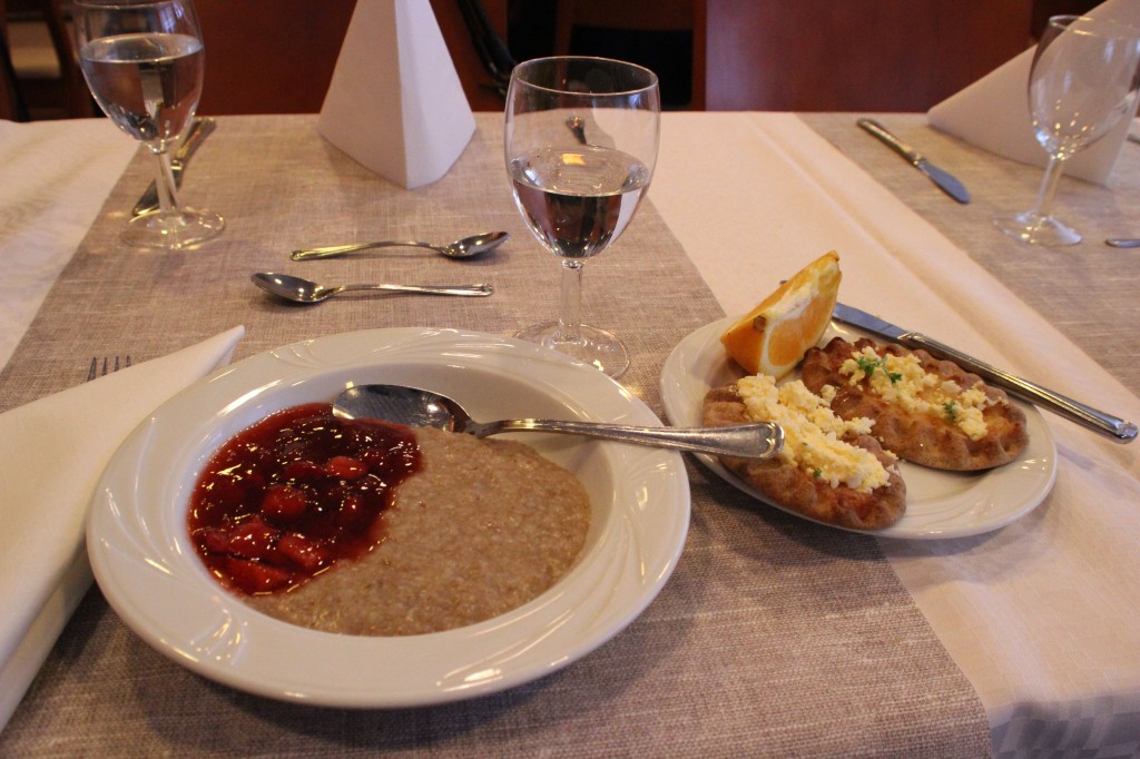 Tarjolla oli puuroa mansikkahillolla ja karjalapiirakoita munavoilla. NAM.
