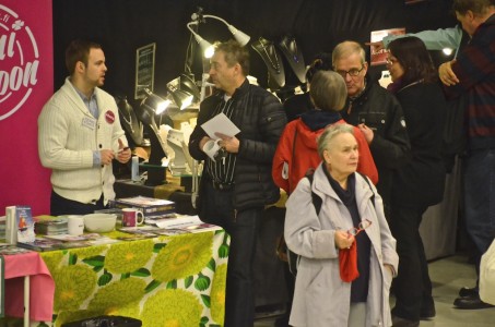 Keskustan kojulla kansaa käännytti kokenut kunnallisneuvos Kumpu, Risto etunimeltään. Vasemmalla nuorempi keskustapoliitikko Joonas Könttä Jyväskylästä.