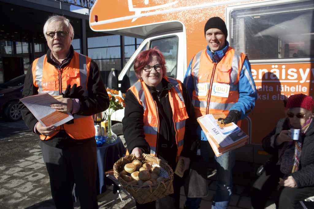 Saako olla pullaa? Pekka Valkonen, Anja Koivistoinen ja Mikko Vapa Itsenäisyyden puolueesta.