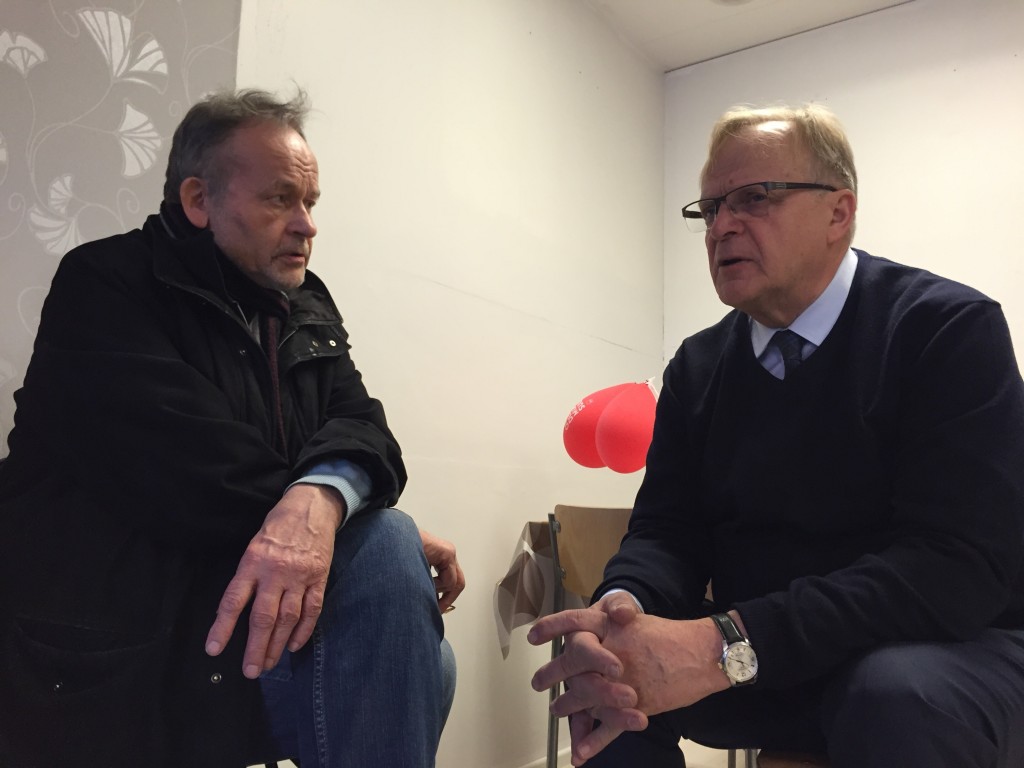 Ihalainen sai vastata ja kertoa. Mutta väliin myös muistella Markkamäkeen vuonna 1965 rakennettua rivitaloa, jonka tekemiseen hän osallistui ammattikoulussa ollessaan.