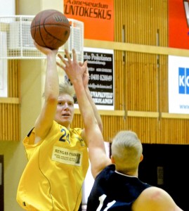 Takamies Jiri Soppi hyppyheitossa.