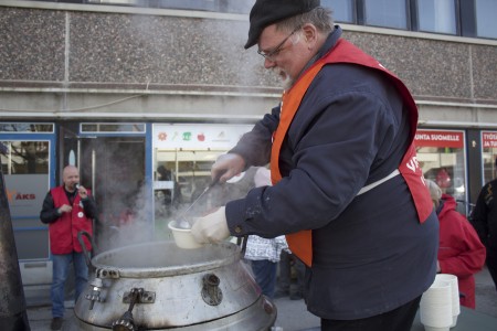 Mujesoppaa ja sanomaa. "Meidän täytyy elvyttää lainalla." sanoi Kautto.