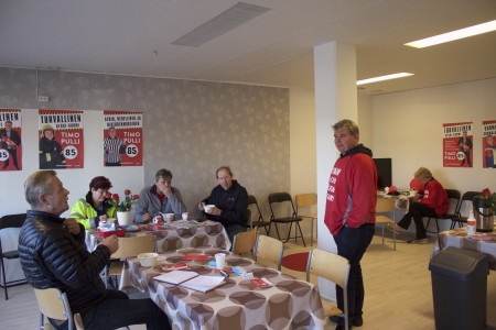 Timo Pullin kahvilassa hiottiin viime hetken strategiaa perjantai-iltana.