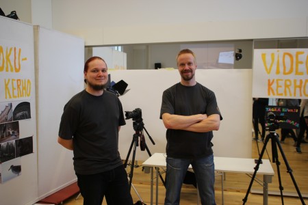 Valokuvaus- ja videointipisteen pitäjät Mikko Suutala (vas.) ja Toni Kallio ottivat nuoria vastaan leveillä hymyillä.
