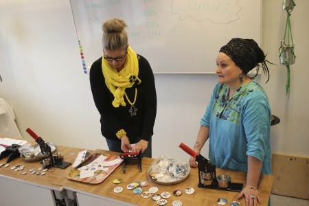 Mahdollisuus tehdä omannäköinen pinssi Heidi Koskelan (vas.) ja Sirpa Hasan (oik.) sai kovaa kannatusta nuorten keskuudessa.