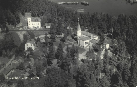 Yksi kauneimmista Suolahden kirkon postikorteista lienee tämä Karhumäen ilmavalokuva (n:o 6006), joka on otettu elokuussa 1949. Samassa kuvassa näkyy paitsi hyvin laitettu kirkon piha myös palokunnan rakennus (1940) ja Siljankuja (Silja Rivan eli ”Katvelan tädin” muisto) sekä lotjia Makkaralahdella ja pilkistääpä Tallisaaren uimalakin.