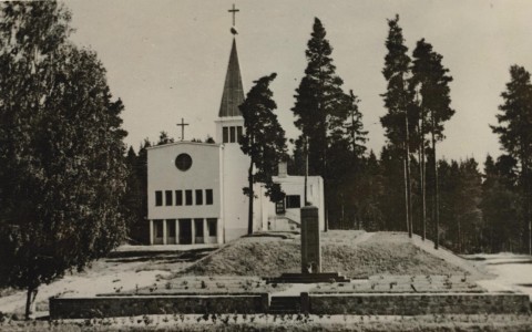 Vanhin kuvakortti lienee sankaripatsaan valmistumisen (1947) ensimmäiseltä kesältä, istutuksista päätellen.  Kuvia on 50-luvulla ottanut ainakin Albin Aaltonen .  Ensimmäinen sankarivainaja haudattiin jo heinäkuussa 1941, kun Tauno Kovanen (k.9.7.1941) haudattiin kotitalonsa entiselle maalle entisen perunakuopan kohdalle . Korutonta on ihmiselämä!  Sankaripatsaaseen on kaiverrettu kaikkien 103 suolahtelaissankarivainajien nimet,  myös niiden, jotka haudattiin muualle ennen omaa seurakuntaa (1946). Kohtalolla oli Kovasten perheessä sormensa  myös siinä, että ensimmäisen sankarivainaja Taunon veli Lauri Kovanen haudattiin ensimmäisten joukossa  1946 Suolahden seurakunnan hautausmaahan. Sen jälkeen kuolivatkin isä ja äiti vuoden välein. Hautausmaan vihkimistilaisuuden 18.8. 1946 jälkeen haudattu ensimmäinen vainaja oli Seelim Hytönen.