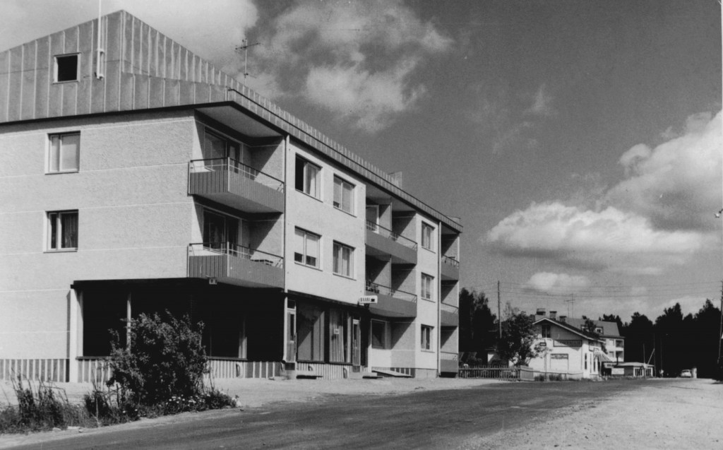 Tämä on yksi Lasse Heikkilän suunnittelemista monista taloista.  Se rimmaa pitkälti Keiteleentie 11 kerrostalon kanssa varsinkin ovelan kattorakennelman suhteen. Toisaalta se on sitten eri tyyliä vastapäisten Väisäsen rakennuksen ja Säästöpankin kerrostalon (1949) kanssa.  Kerroksia tosin on vain kolme. 