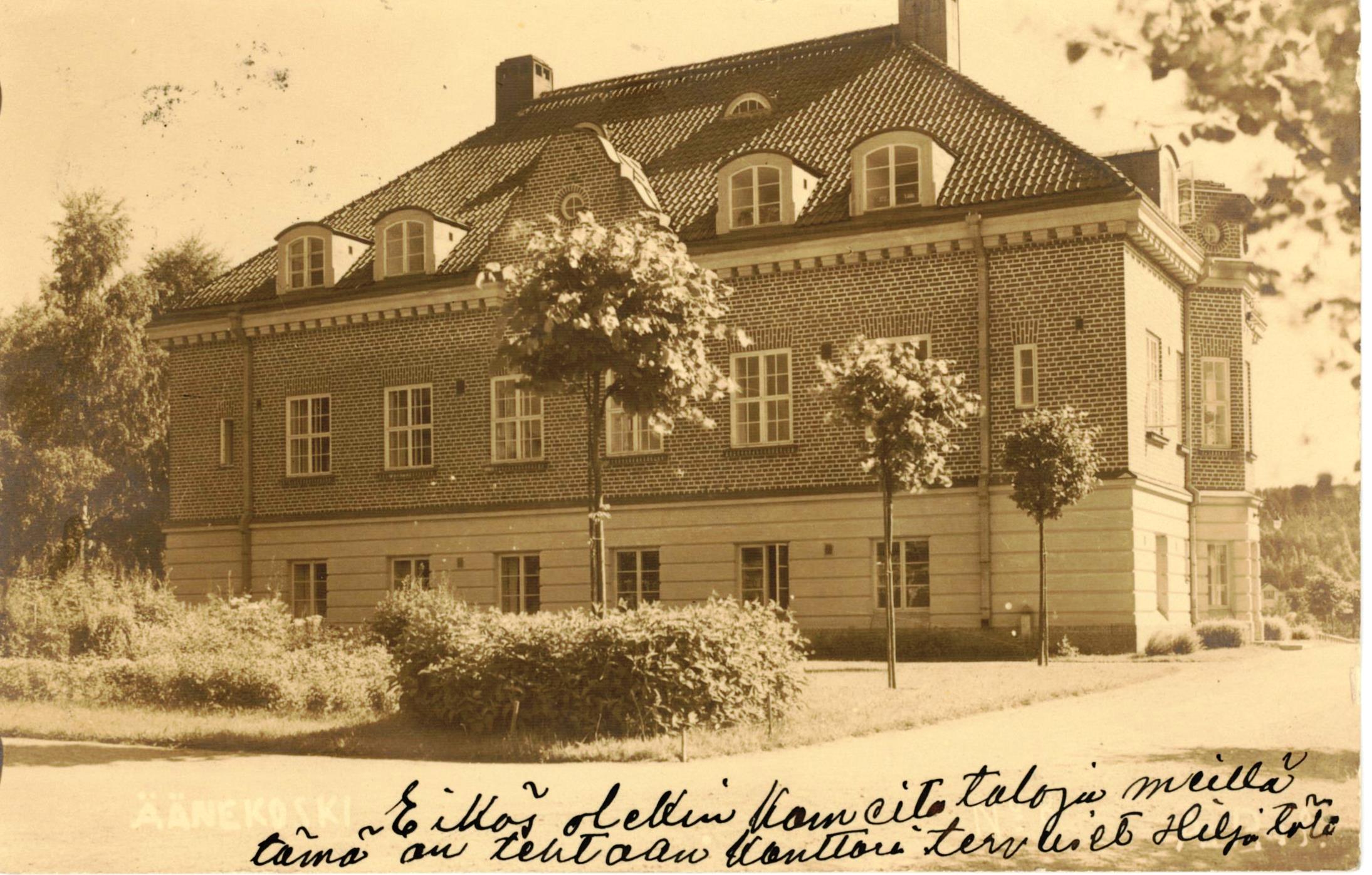Konttoria on harvemmin kuvattu länsipuolelta, Tämä Arvo Ritasen kuvaama kesäkuva kertoo myös puutarhan hyvästä hoidosta, ilmeisesti 1930l alussa, sillä lähetettynä tavattu 1933. Harvinainen korttina